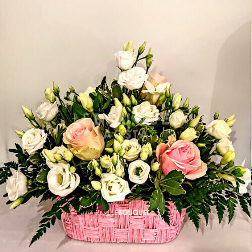 Cesto con fiori rosa